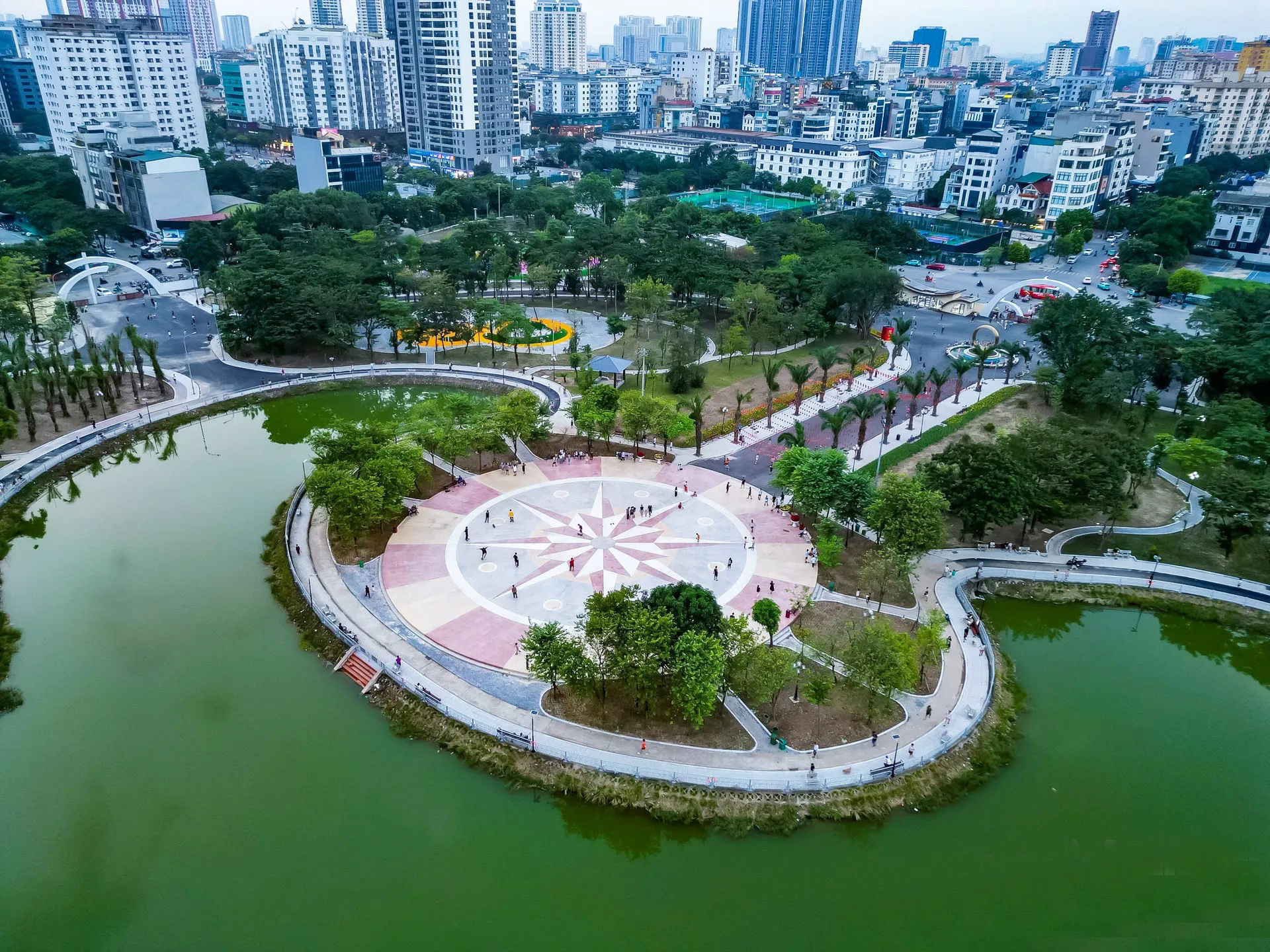cong-vien-cau-giay-da-hoan-thien-co-ban-cac-hang-muc-chinh-tro-thanh-diem-den-cua-nhieu-nguoi-dan-trong-khu-vuc..jpg