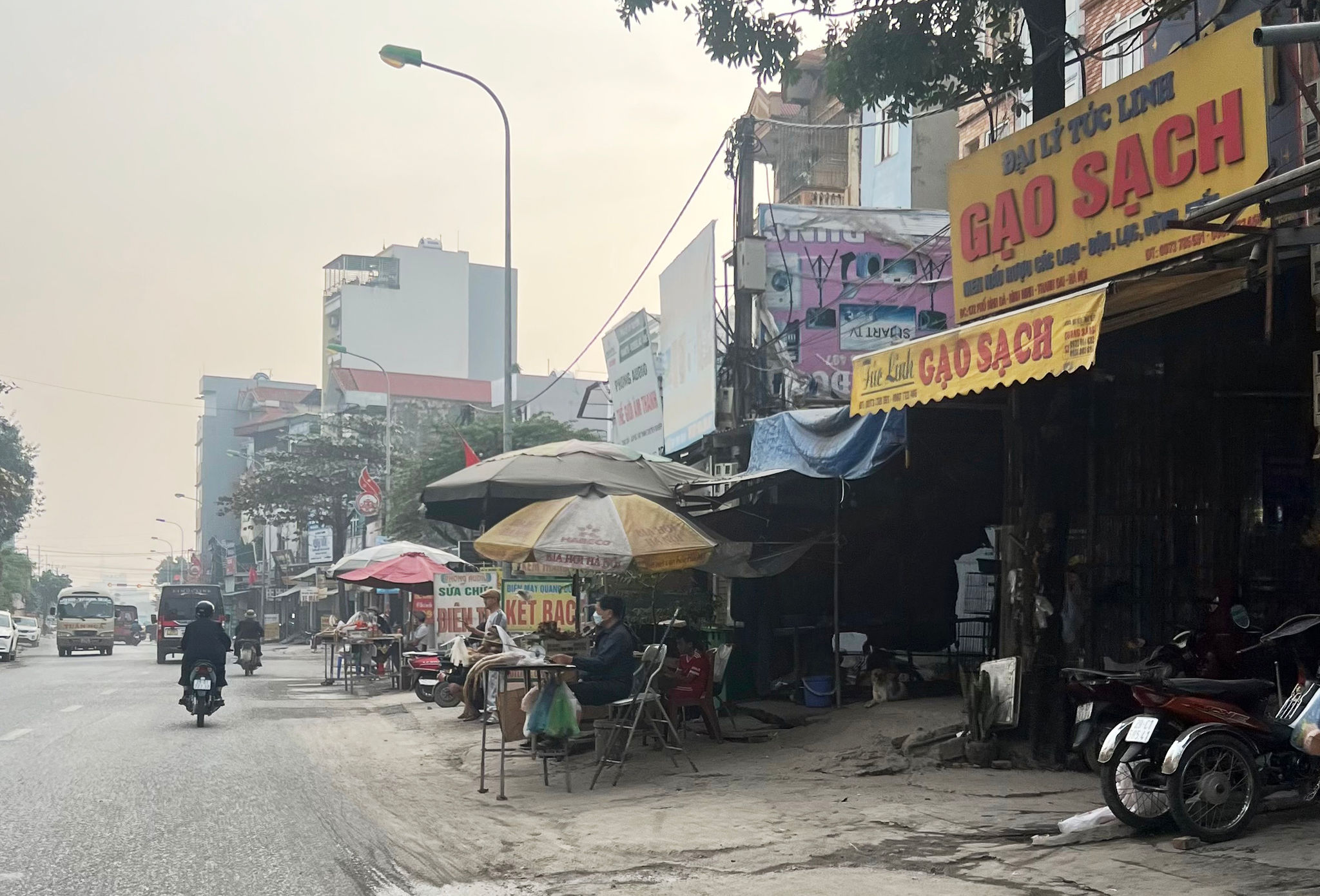 van-con-nhieu-ho-kinh-doanh-bay-hang-hoa-trong-hanh-lang-long-le-duong-quoc-lo-21b-qua-xa-binh-minh-gay-can-tro-mat-an-toan-giao-thong..jpg
