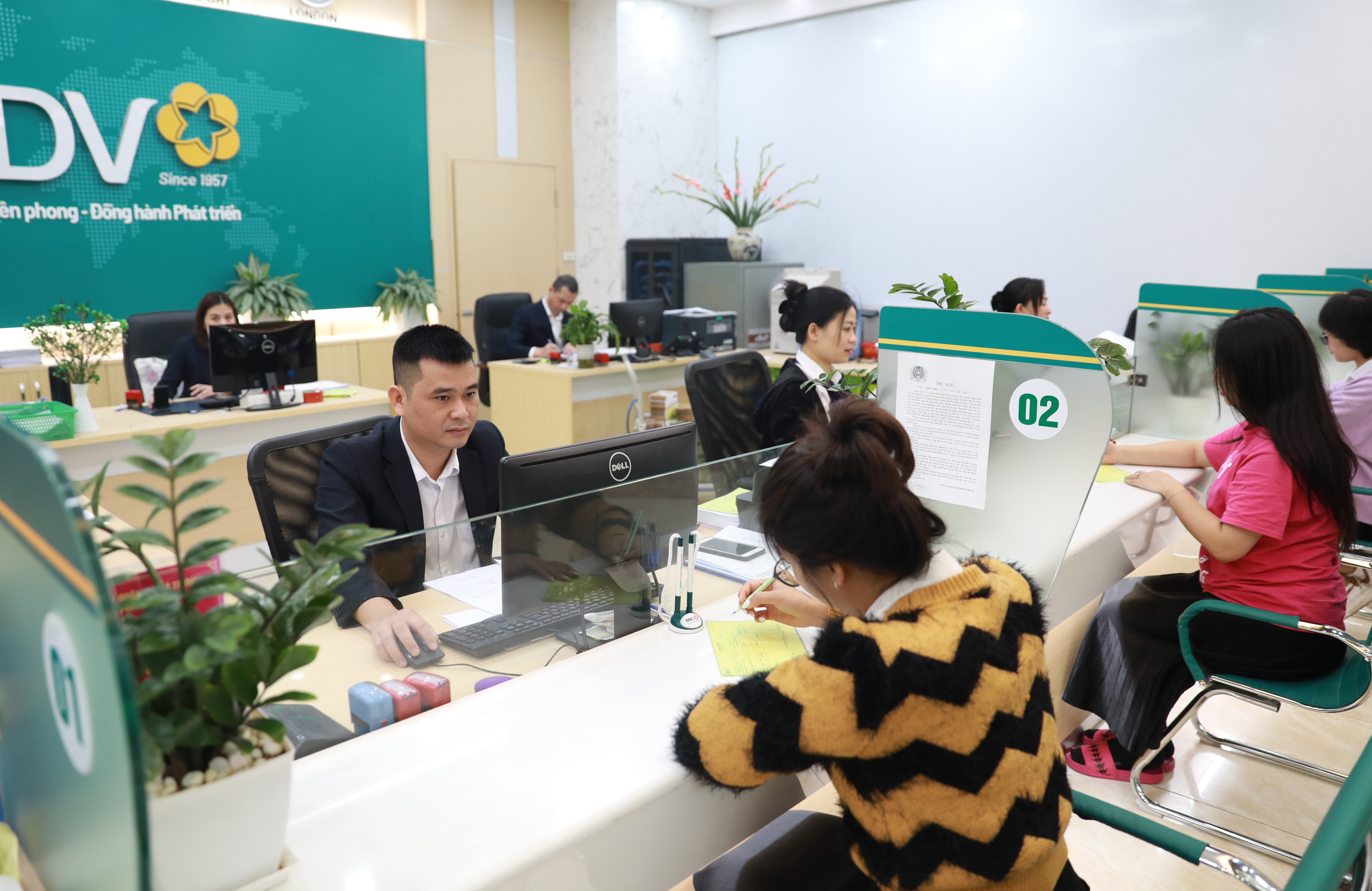 khach-hang-giao-dich-tai-ngan-hang-thuong-mai-co-phan-dau-tu-va-phat-trien-viet-nam.-anh-quang-thai.jpg