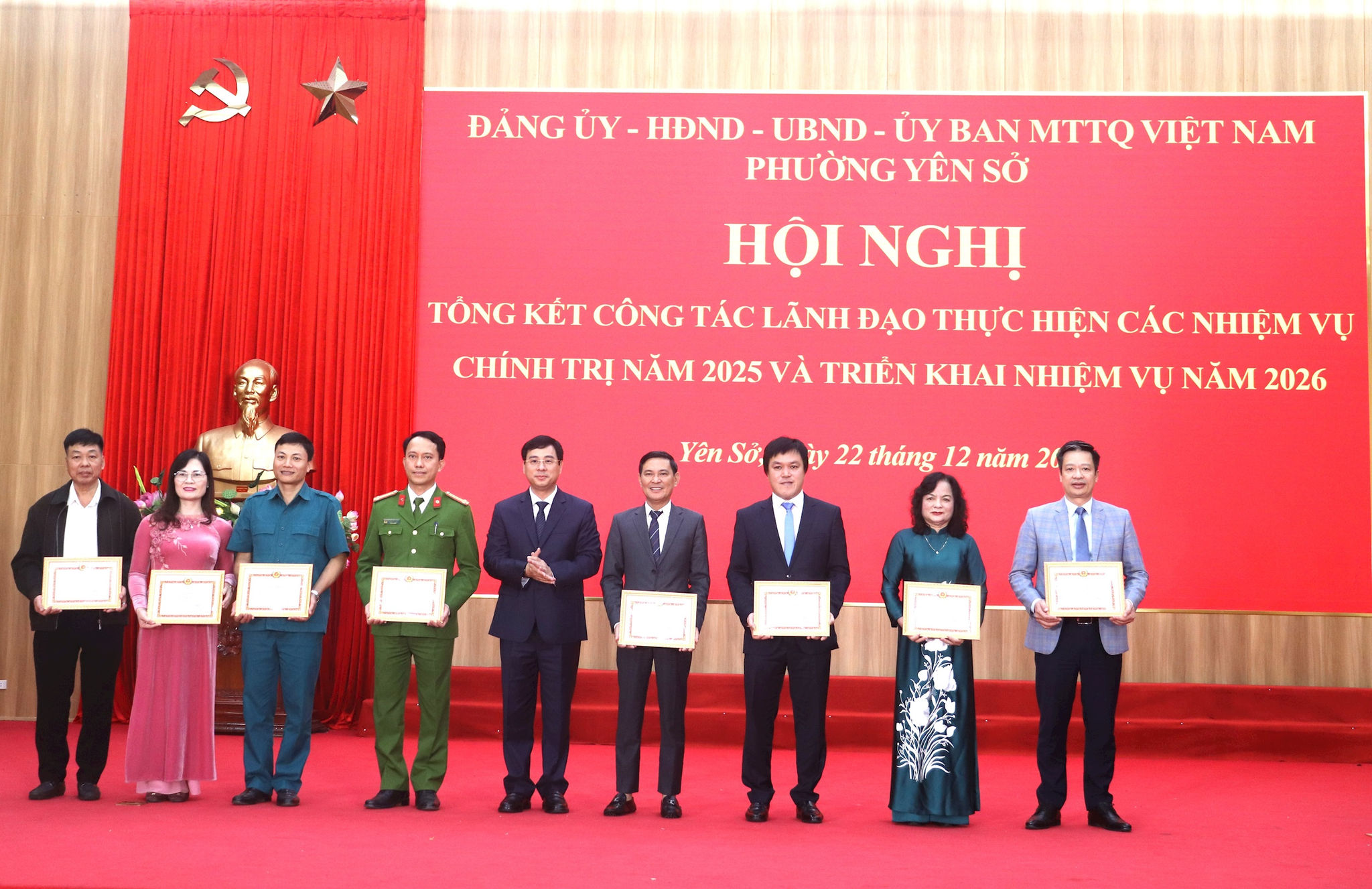 Bí thư Đảng ủy, Chủ tịch HĐND phường Yên Sở Nguyễn Minh Tâm trao Giấy khen cho các tổ chức cơ sở Đảng “Hoàn thành xuất sắc nhiệm vụ” năm 2025. Ảnh : Hiền Thu