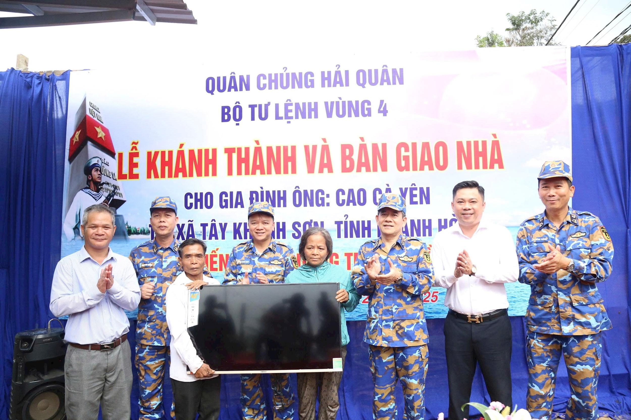 lanh-dao-btl-vung-4-trao-tang-qua-day-y-nghia-trong-buoi-le-ban-giao.jpg