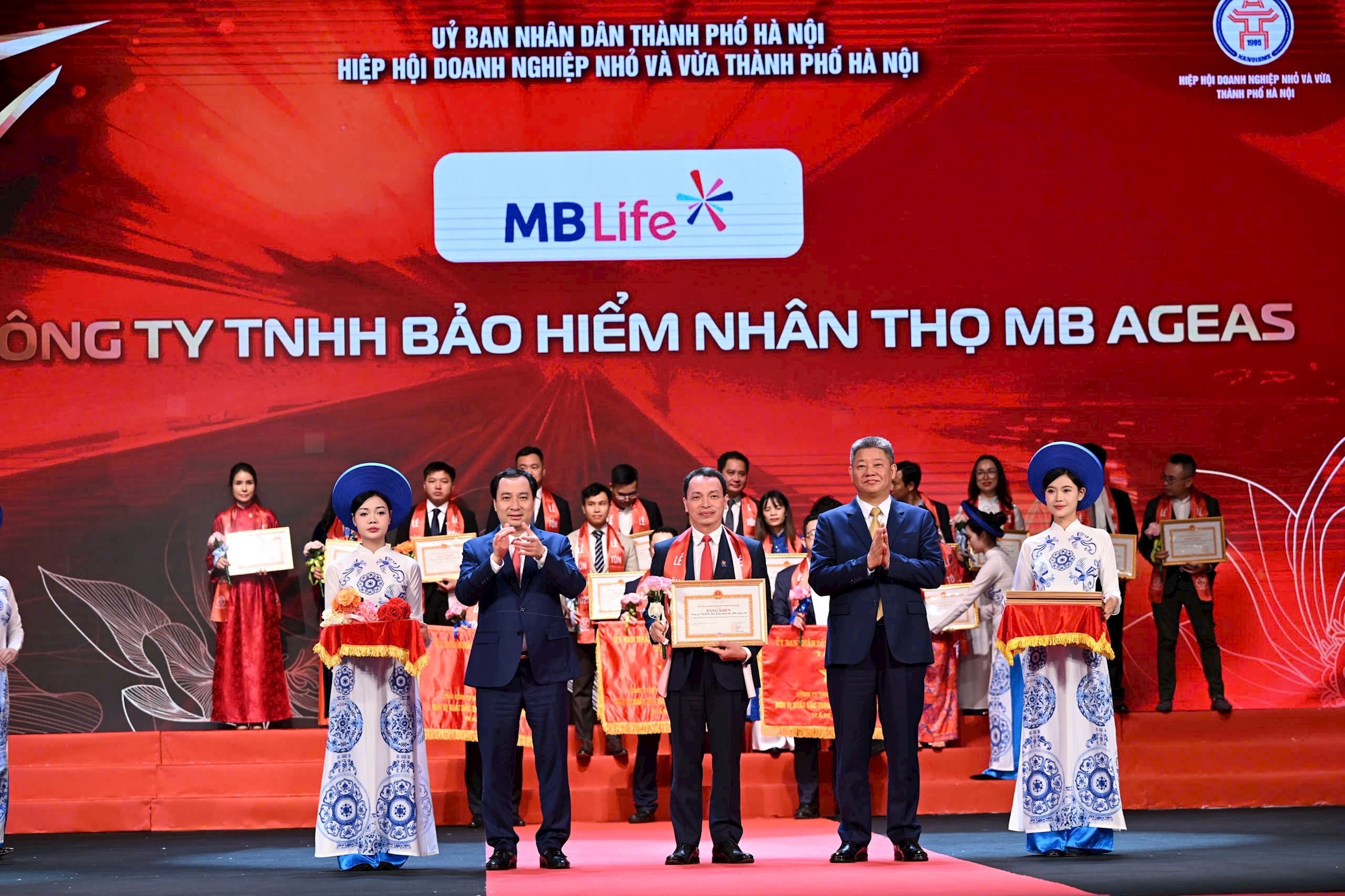 trao-giai-doanh-nhan-tl.jpg