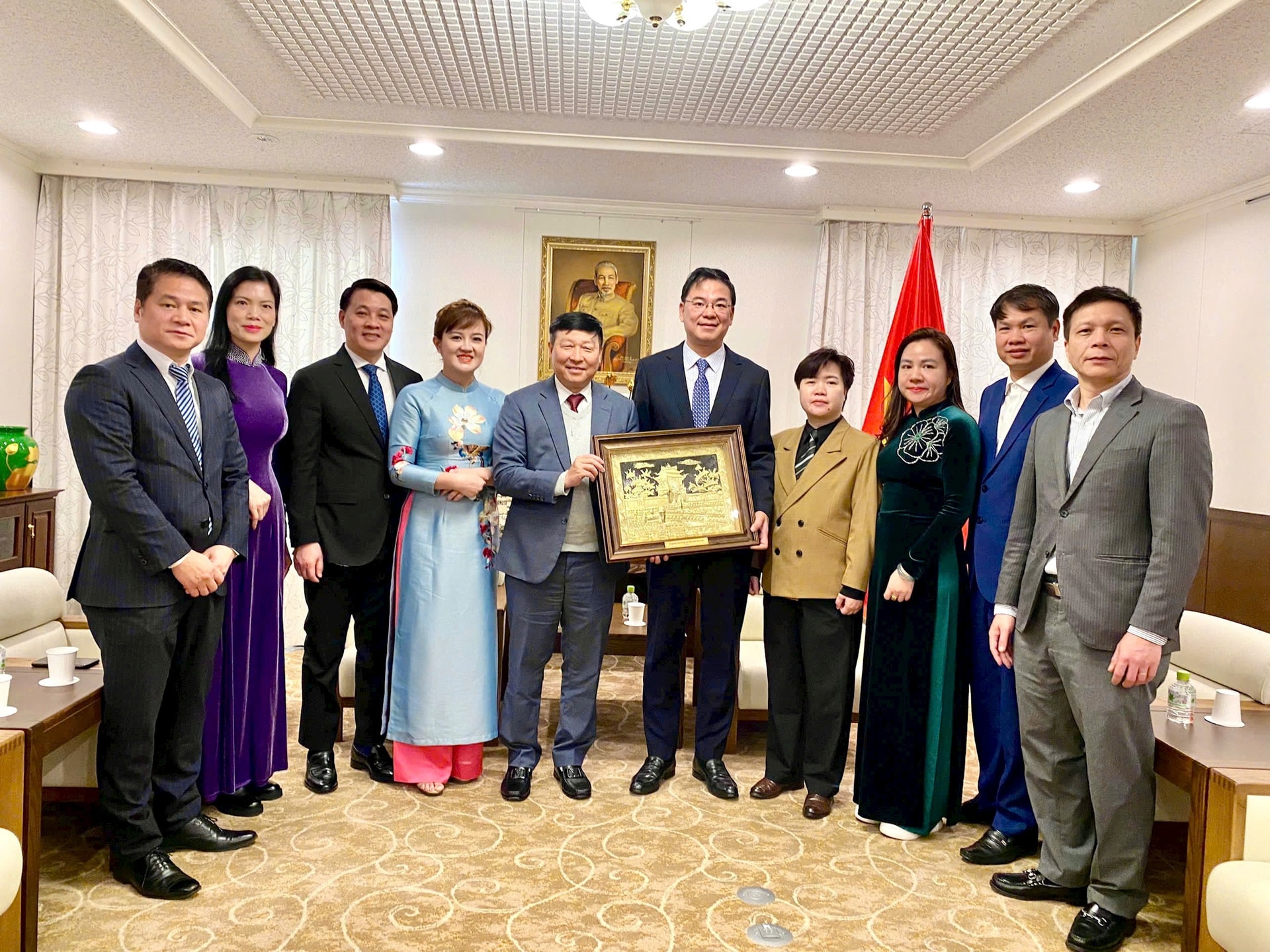 Phó Chủ tịch Thường trực Ủy ban MTTQ Việt Nam thành phố Hà Nội Phạm Anh Tuấn tặng quà lưu niệm Đại sứ Đặc mệnh toàn quyền Việt Nam tại Nhật Bản Phạm Quang Hiệu. Ảnh: MT