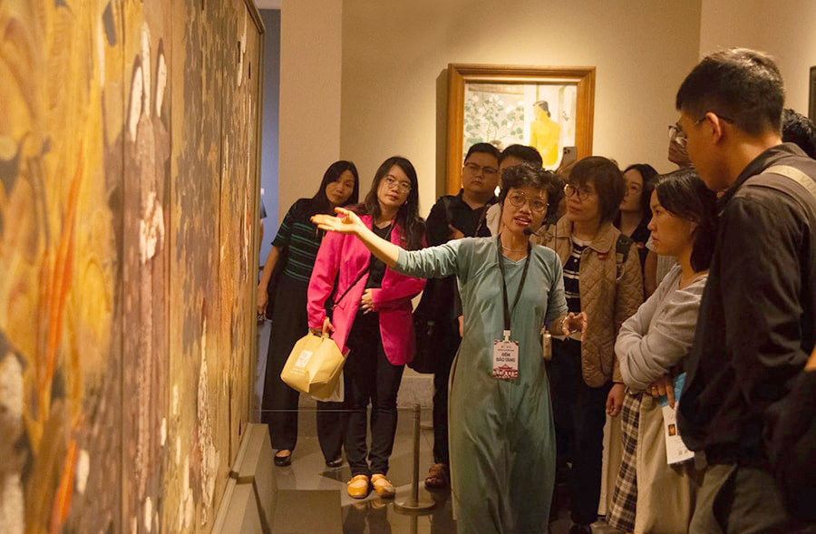 du-khach-tham-quan-trai-nghiem-tour-dem-bao-tang-tai-bao-tang-my-thuat-viet-nam..jpg