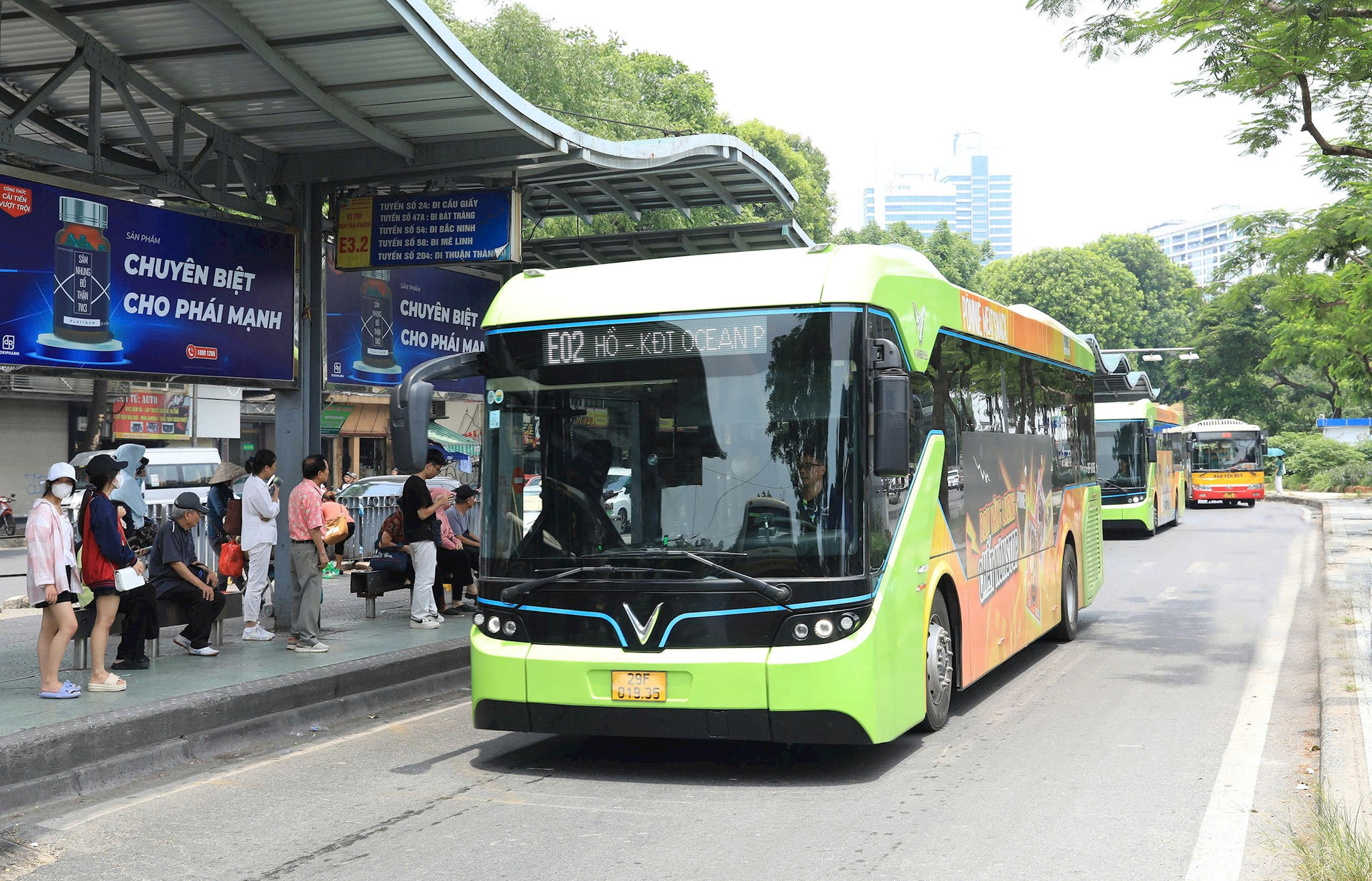 hanh-khach-su-dung-dich-vu-xe-buyt-tai-tram-trung-chuyen-long-bien-phuong-ba-dinh-.-anh-do-tam.jpg