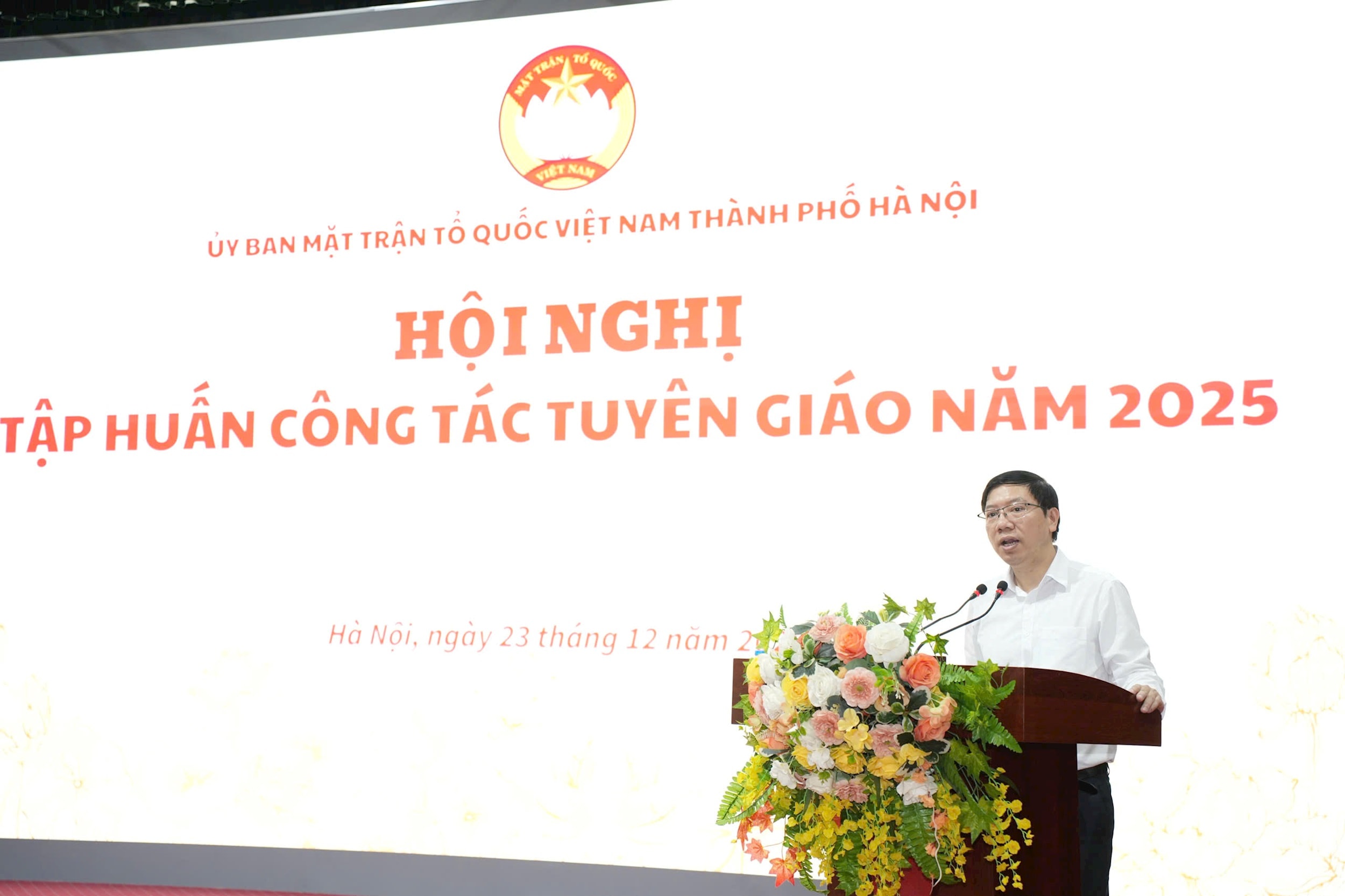 Đồng chí Nguyễn Hoàng Sơn, Phó Trưởng Ban Tuyên giáo và Dân vận Thành ủy Hà Nội trao đổi tại Hội nghị. Ảnh: PV