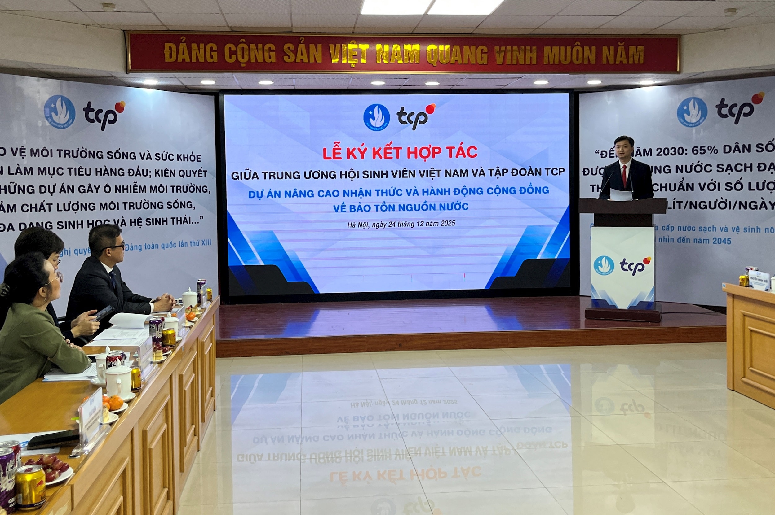 Ông Nguyễn Minh Triết, Bí thư Trung ương Đoàn, Chủ tịch Trung ương Hội Sinh viên Việt Nam phát biểu tại lễ ký kết.