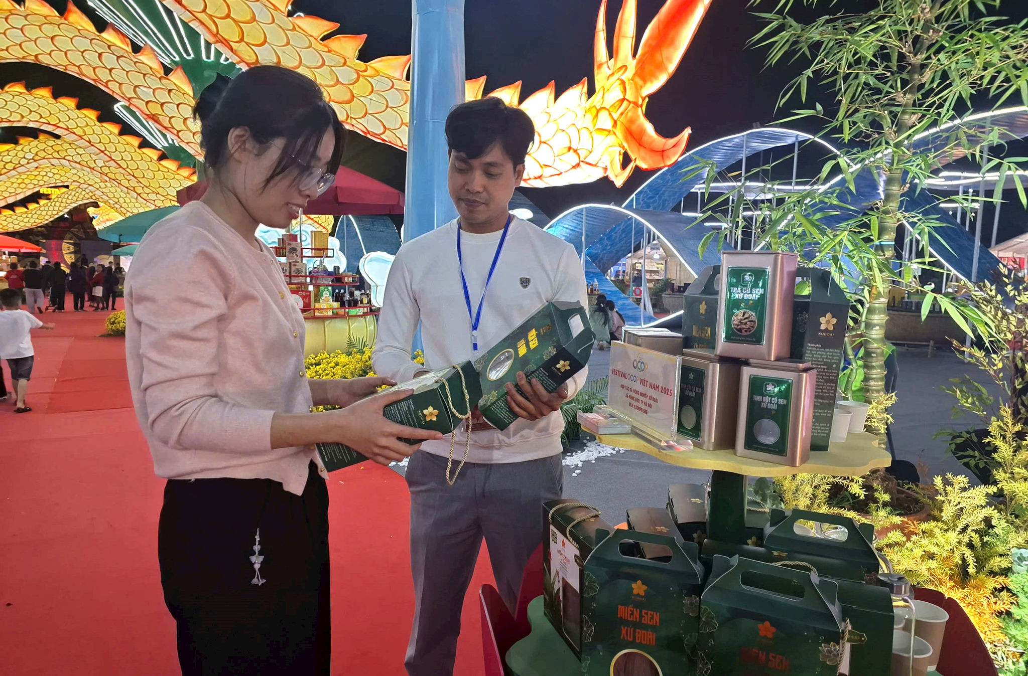 gioi-thieu-san-pham-mien-sen-cua-hop-tac-xa-nong-nghiep-xu-doai-tai-festival-ocop-viet-nam-2025..jpg