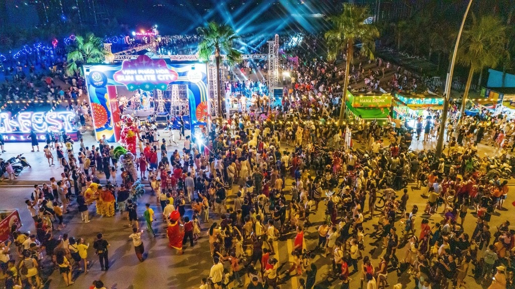 Người dân Bãi Cháy thường xuyên được tận hưởng bầu không khí lễ hỗi 24/7. Ảnh: Ánh Dương.