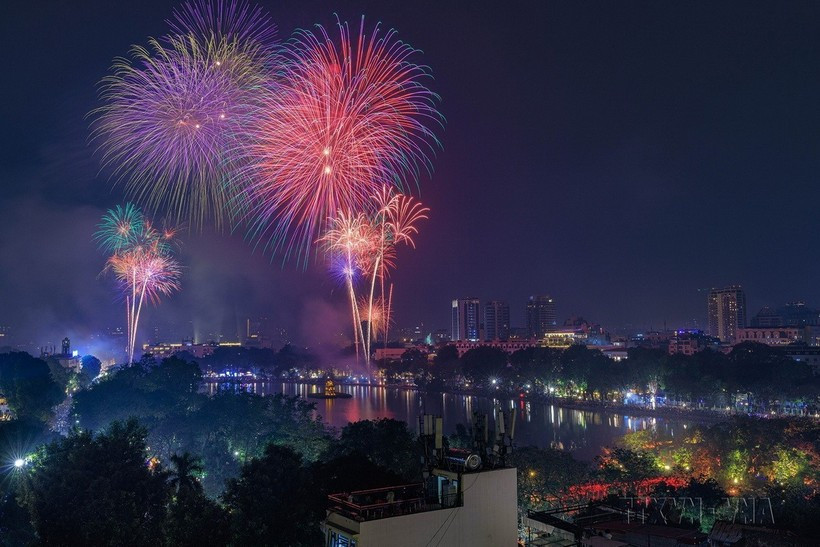Màn pháo hoa nhân dịp năm mới tại khu vực hồ Hoàn Kiếm. (Ảnh: Phạm Tuấn Anh/TTXVN)