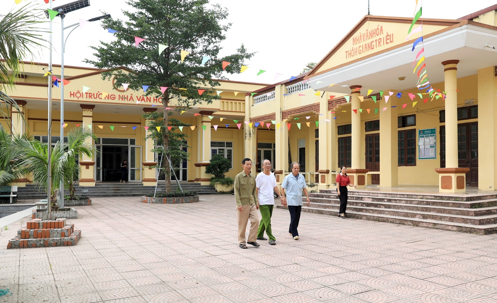 khong-gian-khang-trang-tai-nha-van-hoa-thon-giang-trieu-xa-ung-hoa-2-.jpg