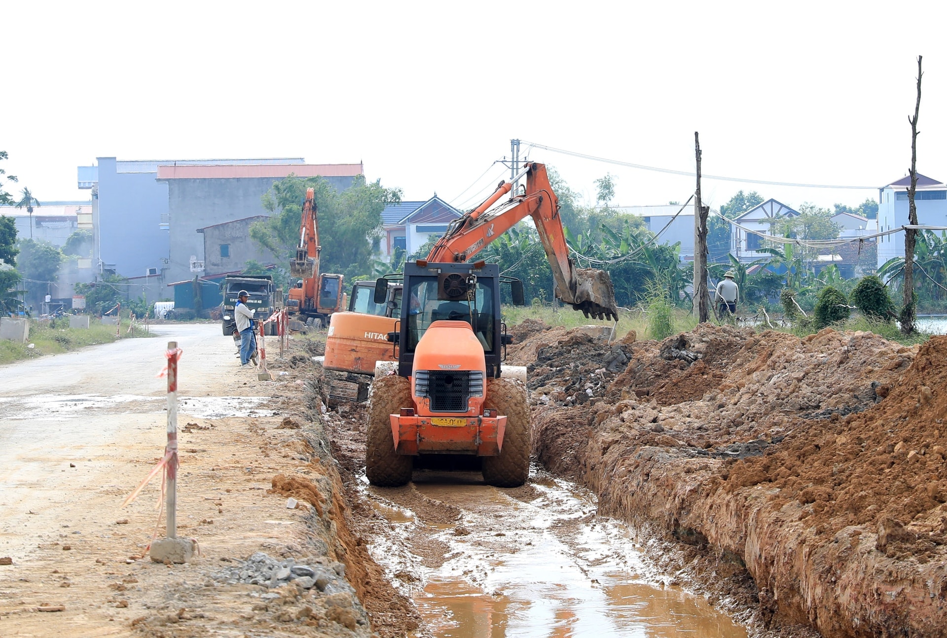 thi-cong-ha-tang-giao-thong-tren-dia-ban-xa-ung-hoa-1-.jpg