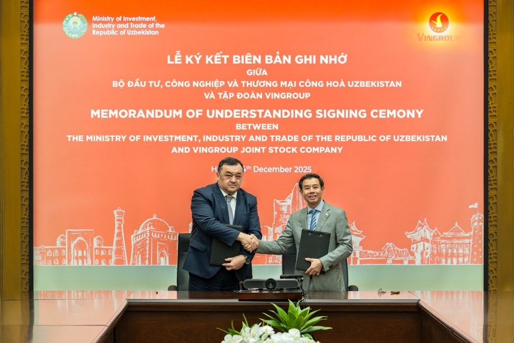 Ông Kasimov Ilzat Ablaxatovich, Thứ trưởng bộ Đầu tư, Công nghiệp và Thương mại Uzbekistan (bên trái) và Ông Nguyễn Việt Quang, Phó Chủ tịch kiêm Tổng Giám đốc Tập đoàn Vingroup (bên phải) tại buổi ký kết biên bản ghi nhớ hợp tác