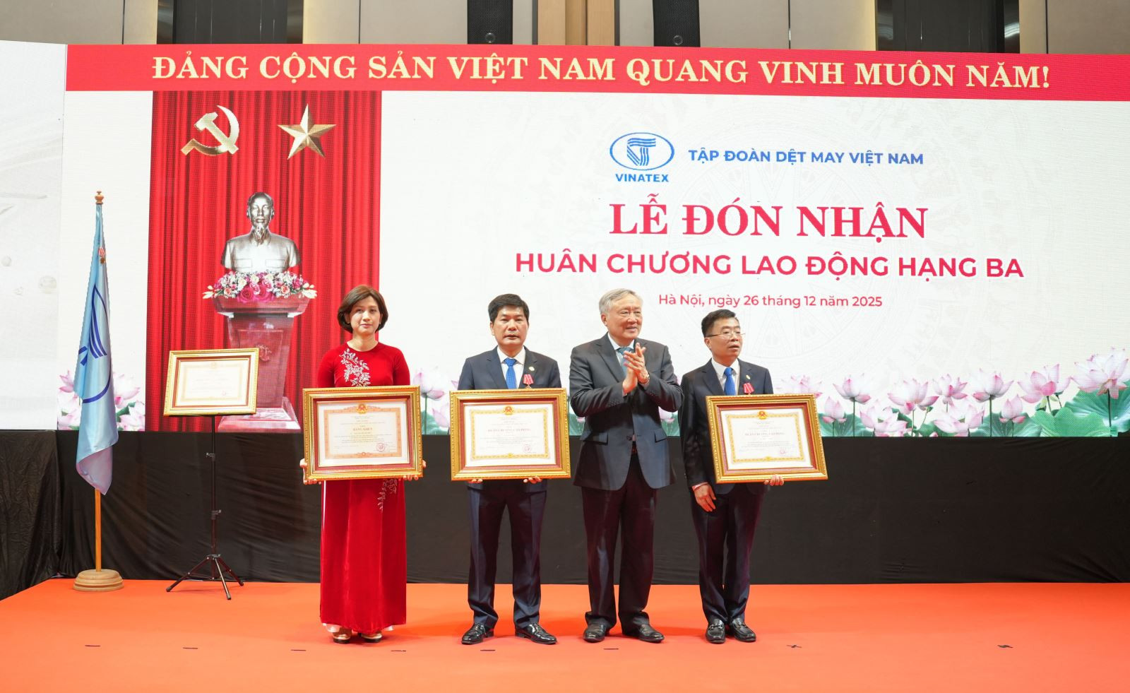 trao-khen-thuong-lanh-dao-vinatex.jpeg
