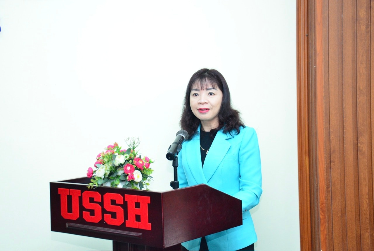 2712-dhkhxh-nv-hoi-thao-ve-triet-hoc-4.jpg