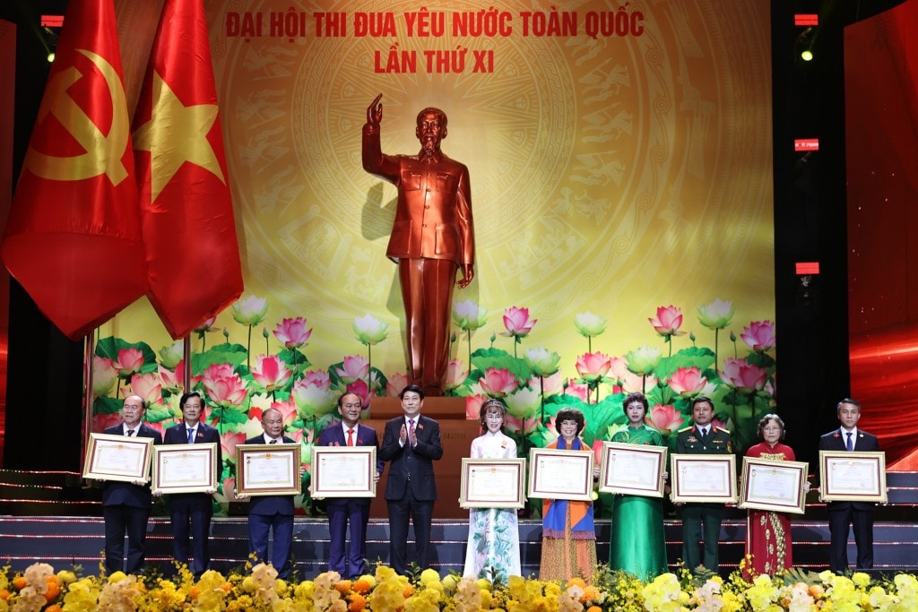 Lãnh đạo Đảng, Nhà nước trao danh hiệu Anh hùng tặng các tập thể, cá nhân