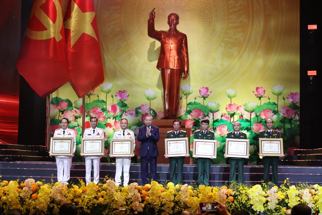 Lãnh đạo Đảng, Nhà nước trao danh hiệu Anh hùng tặng các tập thể, cá nhân