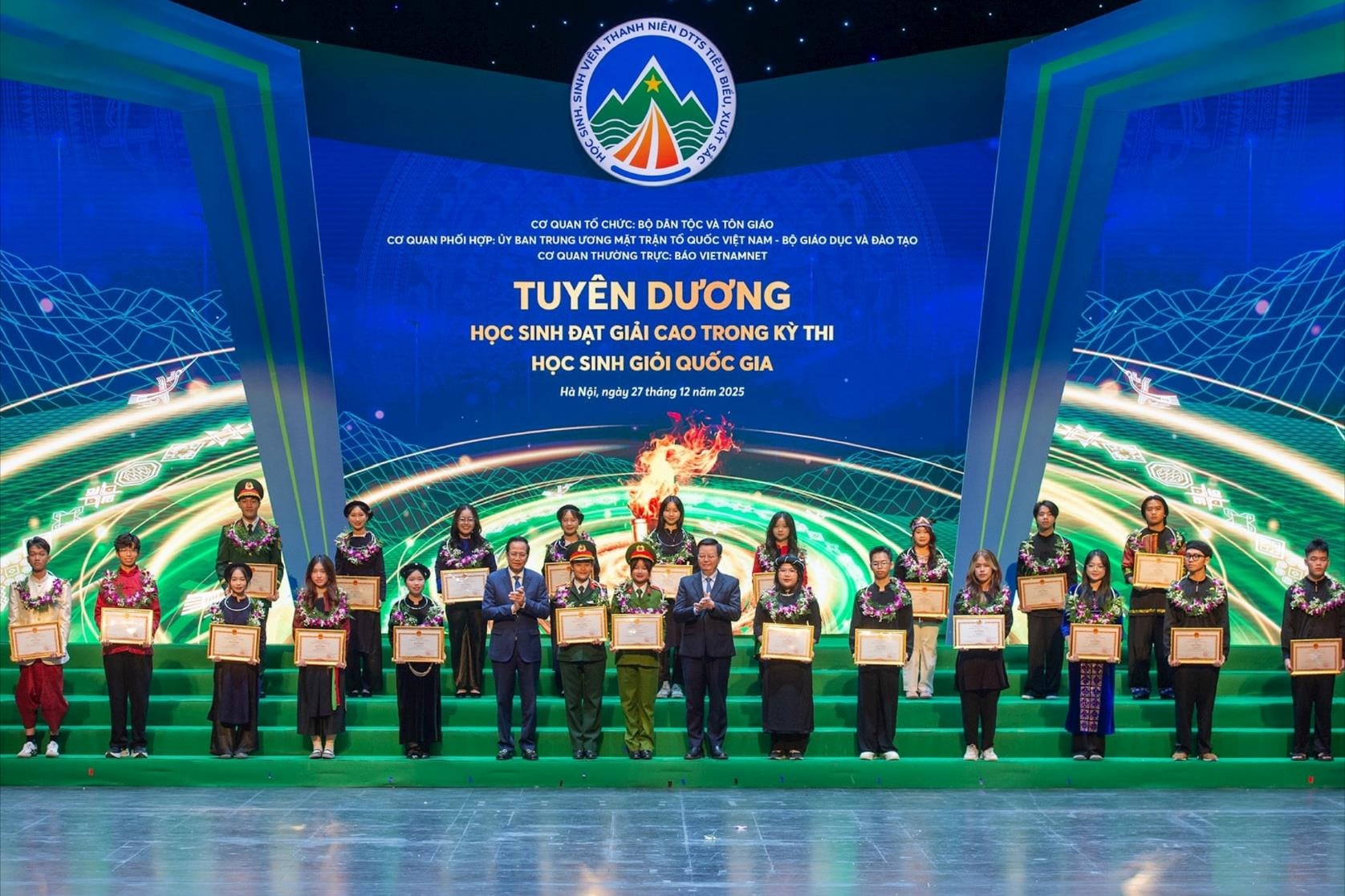 dtts-vinh-danh-hoc-sinh.jpg