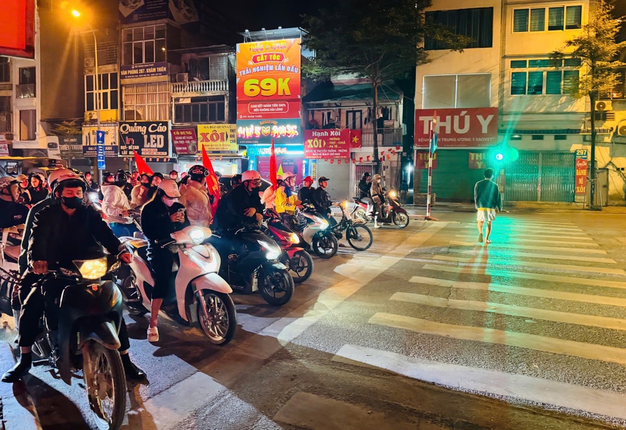 nguoi-dan-nghiem-tuc-chap-hanh-quy-dinh-khi-tham-gia-giao-thong.jpg