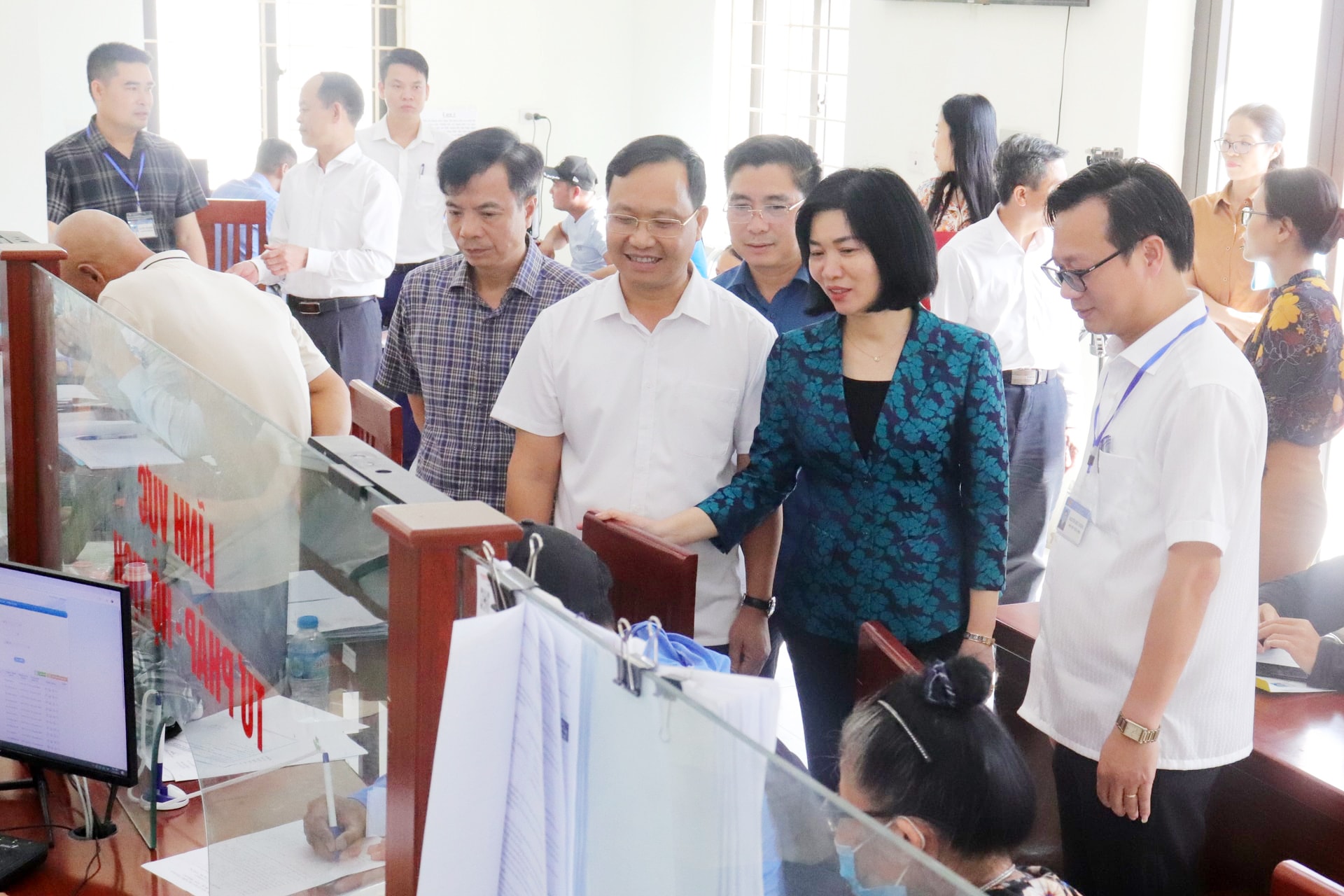 thuong-truc-hdnd-thanh-pho-ha-noi-kiem-tra-tai-diem-phuc-vu-hanh-chinh-cong-tai-xa-ung-hoa..jpeg