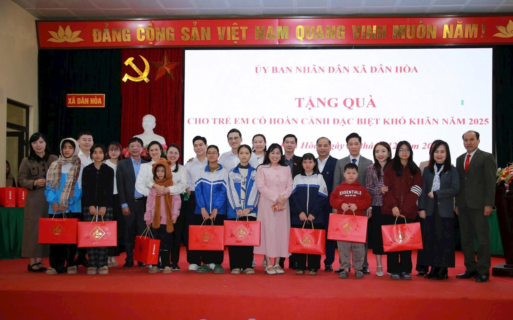 1-chi-phung-tang-qua.jpg