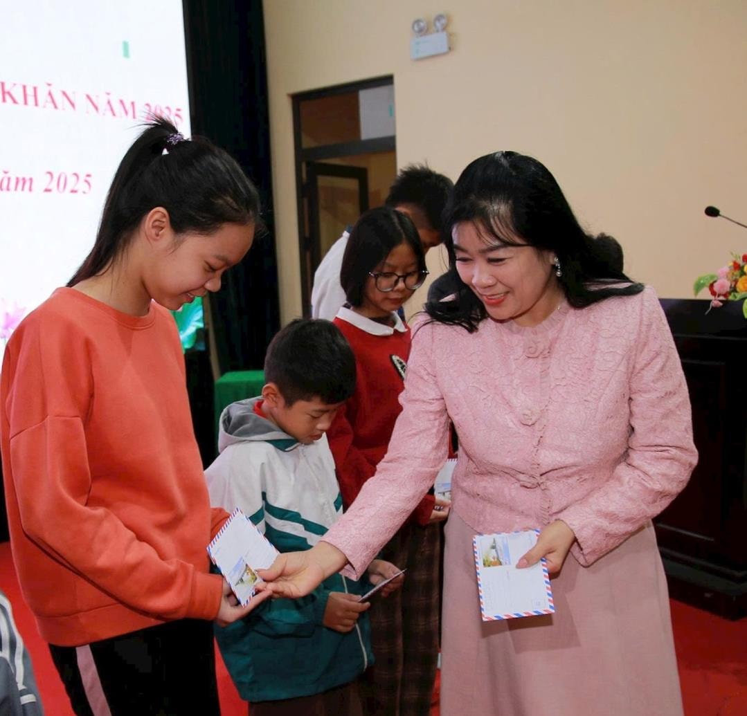 2-chi-phung-1.jpg