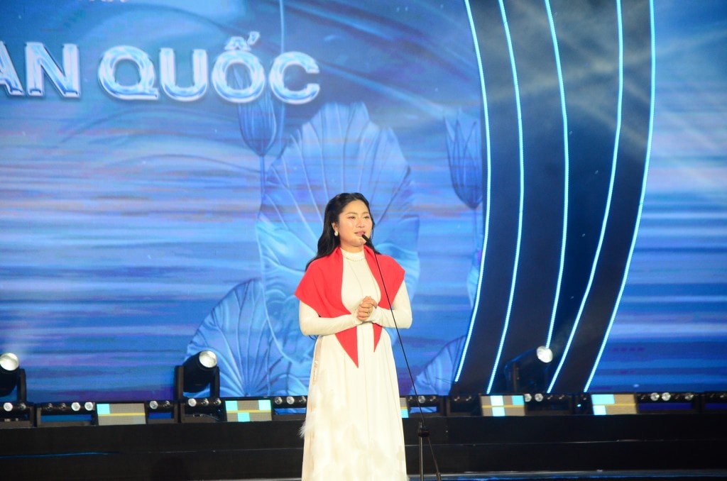 Bà Trương Thị Thu Trang, Trưởng Ban tổ chức cuộc thi phát biểu tại đêm chung kết (Ảnh Đ.Minh)