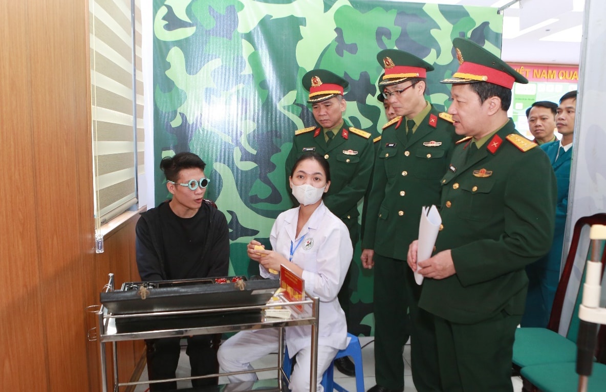 doan-cong-tac-cua-bo-tu-lenh-thu-do-ha-noi-kiem-tra-viec-kham-suc-khoe-thuc-hien-nghia-vu-quan-su-va-tham-gia-nghia-vu-cong-an-nhan-dan-nam-2026-tai-benh-vien-da-khoa-duc-giang.-anh-viet-dung.jpg