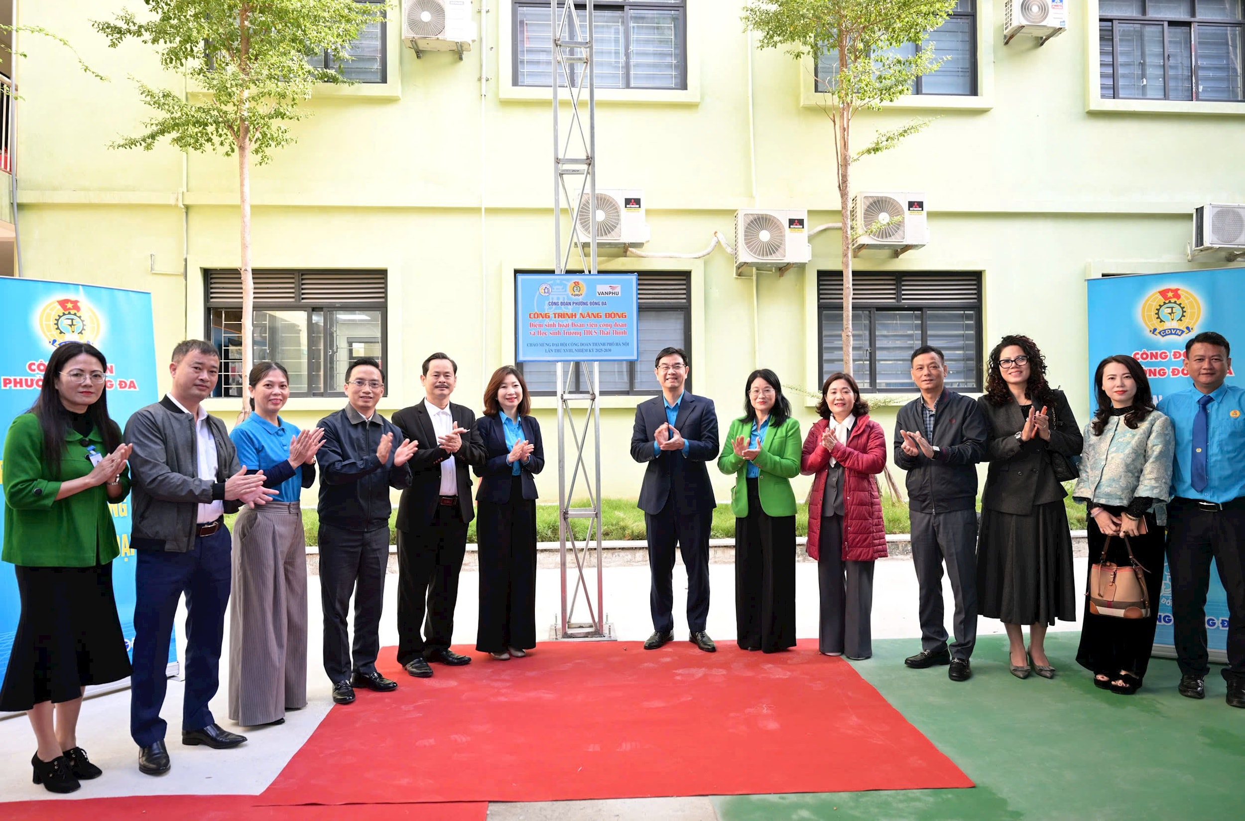 lanh-dao-lien-doan-lao-dong-thanh-pho-ha-noi-cung-cac-dai-bieu-du-le-khanh-thanh-cong-trinh-nang-dong-diem-sinh-hoat-van-hoa-the-thao-danh-cho-doan-vien-cong-doan-va-hoc-sinh-tai-phuong-dong-da..jpg