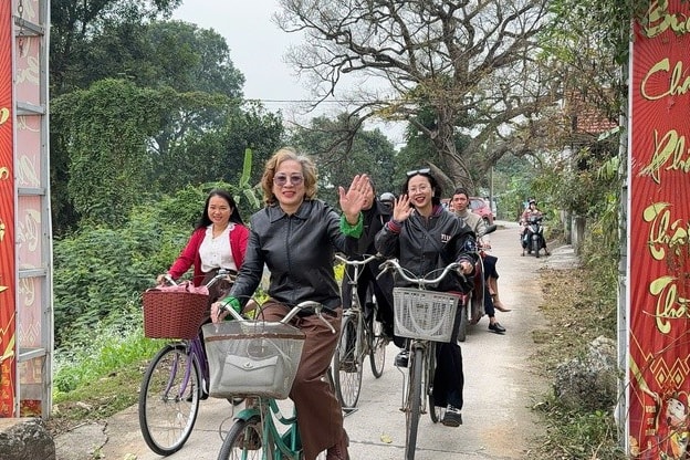 Du khách trải nghiệm xe đạp đến Xóm Bưởi - Thôn Thành Vật - Xã Vân Đình