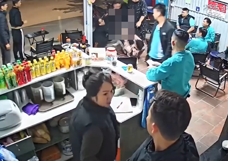 Camera ghi lại toàn bộ sự việc nam thanh niên bị một đối tượng tóm giữ không cho bỏ chạy, sau đối đối tượng côn đồ dùng hung khí đâm dã man nạn nhân