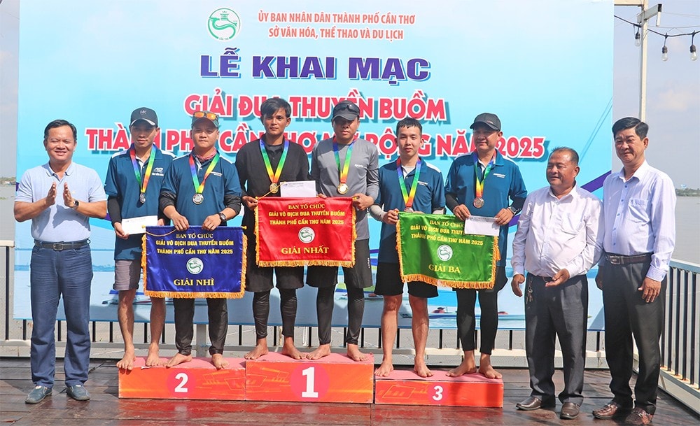 Ban Tổ chức trao giải cho các đôi vận động viên đạt hạng Nhất, Nhì, Ba.