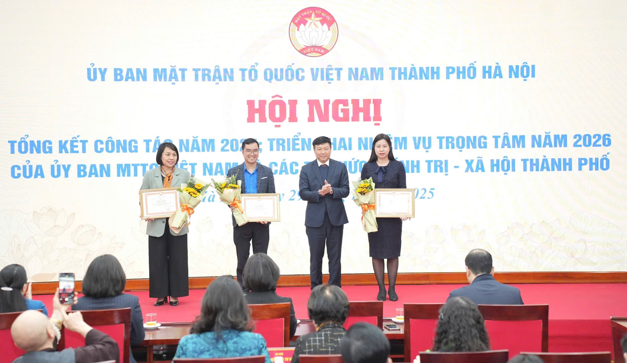 Trao tặng Bằng khen của Ủy ban MTTQ thành phố Hà Nội cho 5 tập thể có thành tích xuất sắc trong công tác Mặt trận năm 2025