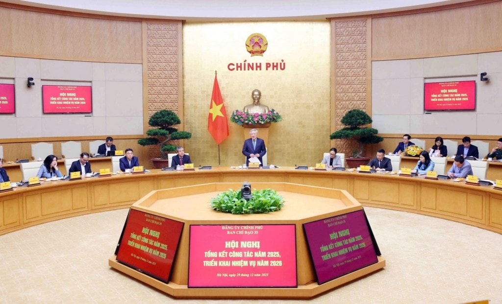 Ủy viên Bộ Chính trị, Phó Bí thư Thường trực Đảng ủy Chính phủ, Phó Thủ tướng Thường trực Chính phủ Nguyễn Hòa Bình, Trưởng Ban Chỉ đạo 35 Đảng ủy Chính phủ dự và chỉ đạo hội nghị - Ảnh: VGP/Nguyễn Hoàng