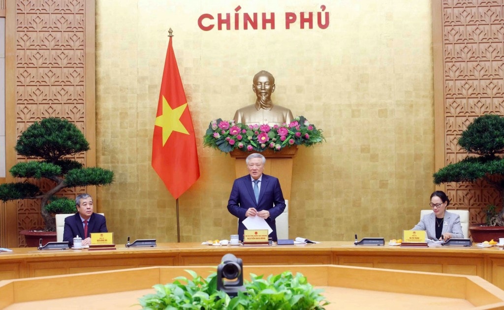 Phó Thủ tướng Thường trực Chính phủ Nguyễn Hòa Bình yêu cầu tiếp tục đổi mới mạnh mẽ nội dung, phương thức truyền thông, phát huy hiệu quả sự phối hợp đồng bộ giữa báo chí truyền thống và truyền thông trên môi trường số - Ảnh: VGP/Nguyễn Hoàng