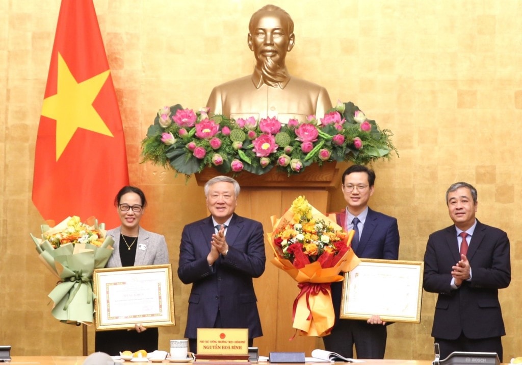 Phó Thủ tướng Thường trực Nguyễn Hòa Bình và Phó Trưởng ban Tuyên giáo và Dân vận Trung ương Ngô Đông Hải trao Bằng khen của Ban Tuyên giáo và Dân vận Trung ương cho tập thể và cá nhân thuộc Ban Tuyên giáo và Dân vận Chính phủ có thành tích xuất sắc - Ảnh: VGP/Nguyễn Hoàng