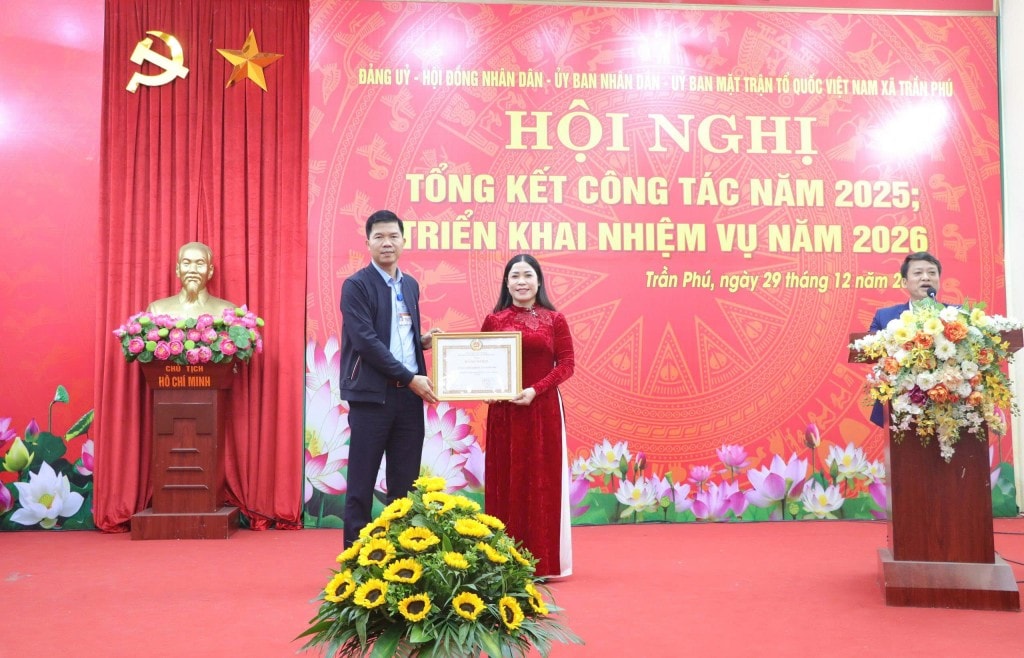 Tập thể Ủy ban Kiêm tra xã Trần Phú được Thành ủy tặng khen thưởng