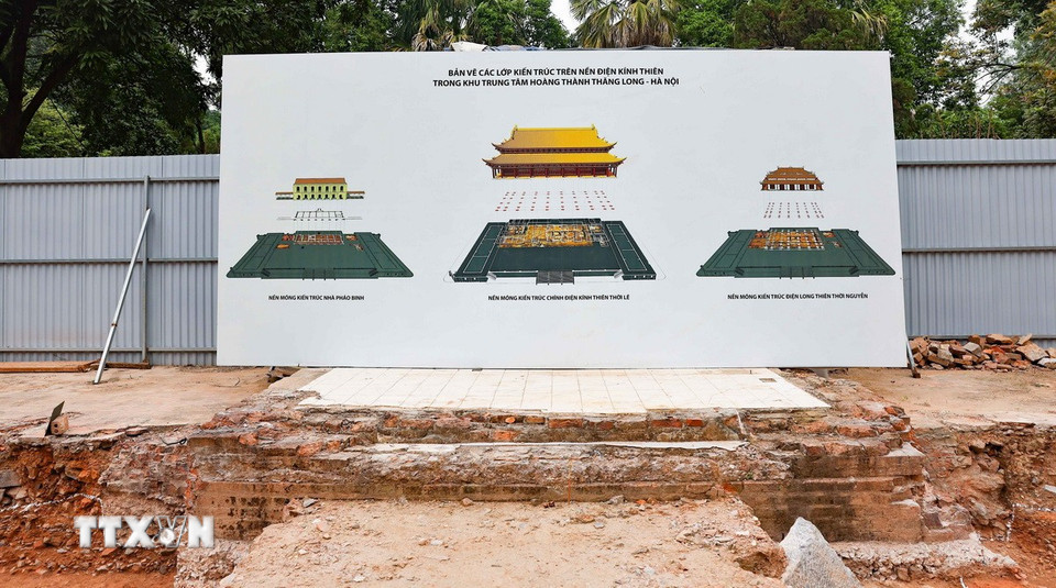Cuộc khai quật khảo cổ học tại khu vực nền điện Kính Thiên năm 2025 đã đem lại nhiều nhận thức mới với việc phát hiện tầng văn hóa dày 6m, tiến thêm một bước quan trọng việc khẳng định vị trí, cấu trúc của nền điện Kính Thiên (thế kỷ 15-18) chồng xếp lên trên các lớp văn hóa thời Lý, thời Trần (thế kỷ 11-14), thời Tiền Thăng Long (thế kỷ 7-10) minh chứng tầm quan trọng và vị trí thiêng liêng bậc nhất của nền điện Kính Thiên đối với lịch sử-văn hóa Thăng Long nói riêng, Đại Việt nói chung trong tiến trình lịch sử văn hóa hàng nghìn năm của dân tộc. (Ảnh: Thanh Tùng/ TTXVN)