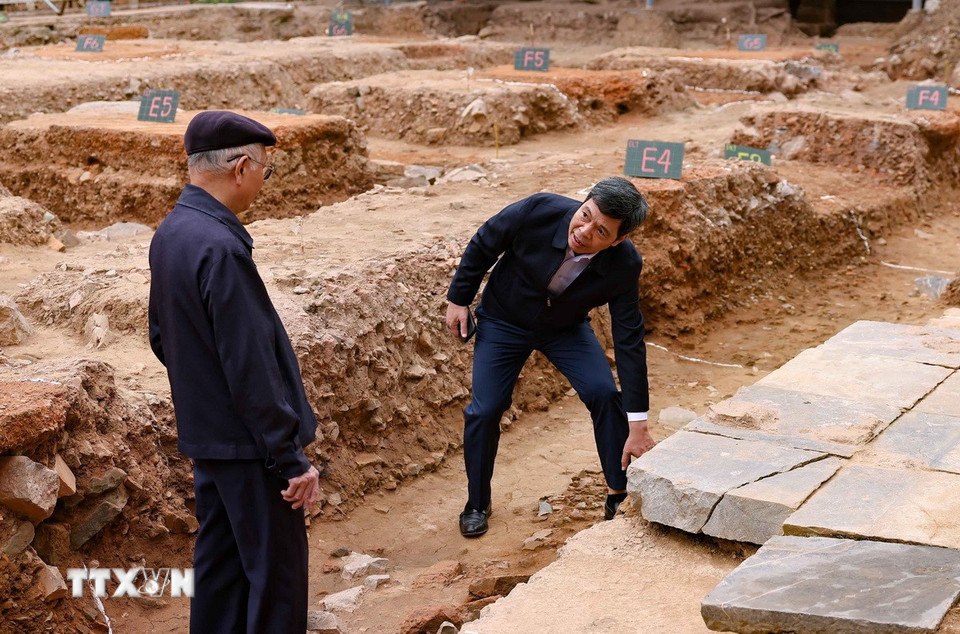 Cuộc khai quật đã làm sáng tỏ quy mô và nền móng kiến trúc Chính điện Kính Thiên thời Lê, điện Long Thiên thời Nguyễn và lần đầu tiên phát hiện dấu tích văn hóa thời Lý, Trần, Tiền Thăng Long ở đây. (Ảnh: Thanh Tùng/TTXVN)