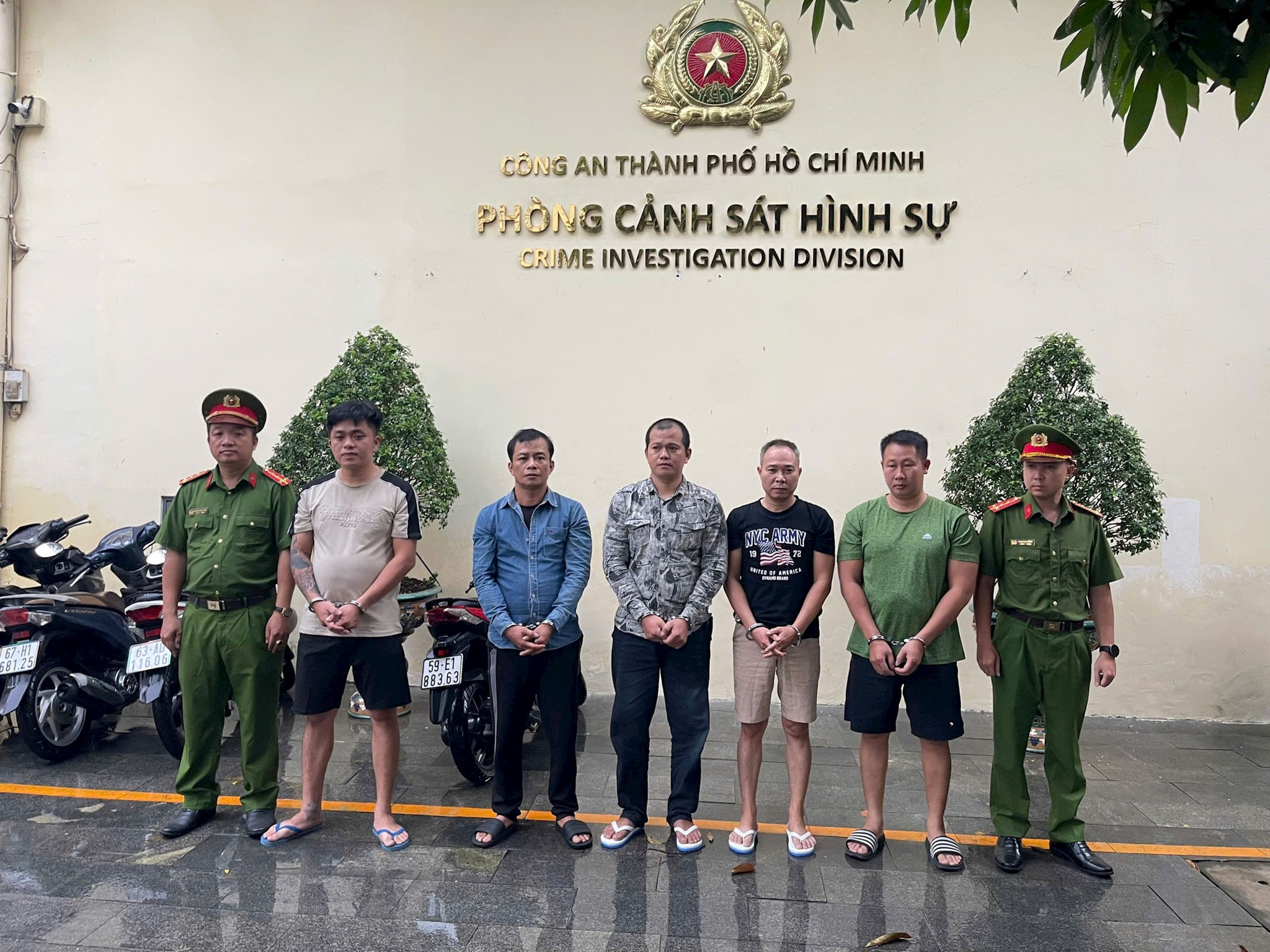 nhom-doi-tuong-tai-co-quan-cong-an.jpg