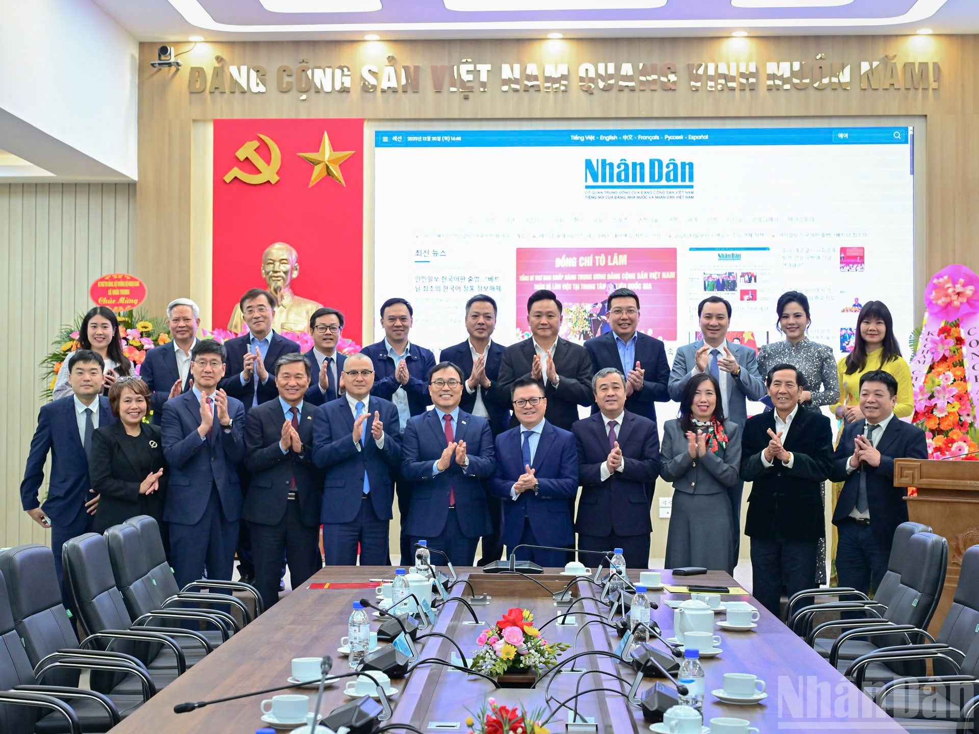 Các đại biểu chụp ảnh lưu niệm tại Lễ khai trương trang Nhân Dân điện tử tiếng Hàn Quốc. (Ảnh: BẢO LONG) ndo_br_z7380791509390-a6f83ee0ad98fd4f70c0faddc898f2ca.jpg