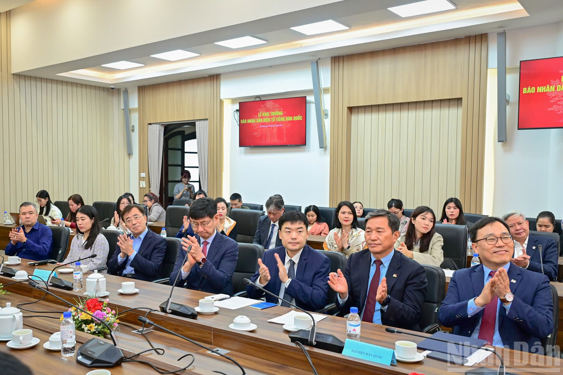 Các đại biểu dự Lễ khai trương. (Ảnh: BẢO LONG) ndo_br_40d735f86334ec6ab525.jpg