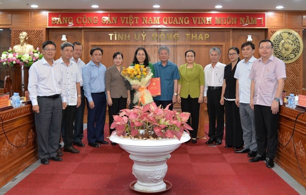 Ban Thường vụ Tỉnh ủy chúc mừng đồng chí Nguyễn Thị Lan nhận nhiệm vụ mới