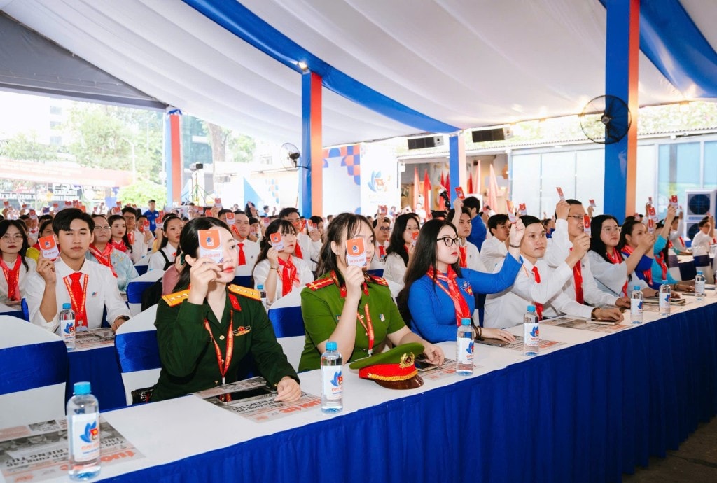 Các đại biểu biểu quyết tại Đại hội