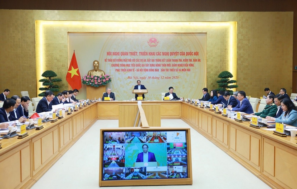 Thủ tướng Phạm Minh Chính chủ trì Hội nghị quán triệt triển khai các nghị quyết của Quốc hội về tháo gỡ vướng mắc đối với các dự án, đất đai trong kết luận thanh tra, kiểm tra - Ảnh: VGP/Nhật Bắc