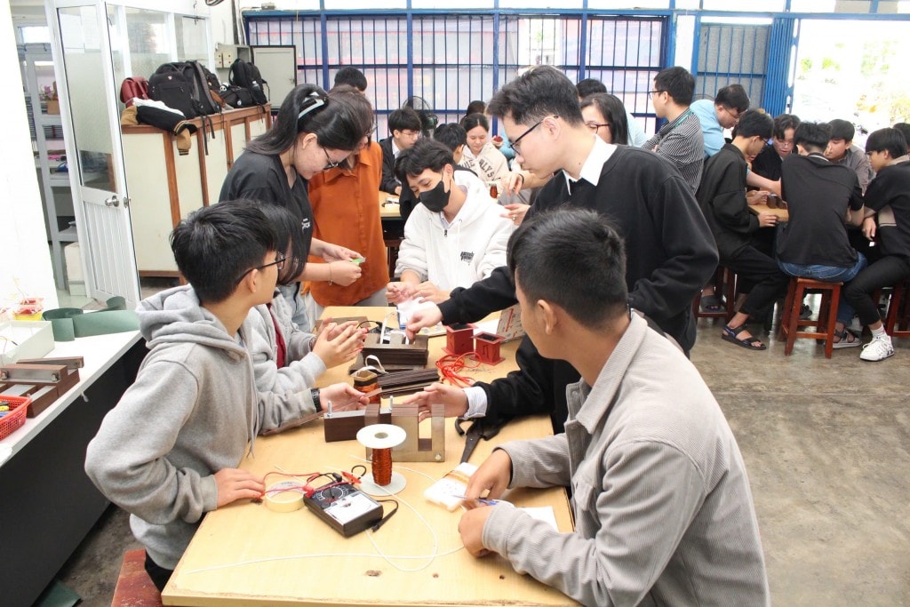 Học sinh THCS, THPT ở độ tuổi thích khám phá và dễ dàng tiếp nhận các ý tưởng mới, thuận lợi cho việc giới thiệu và đào sâu về STEM