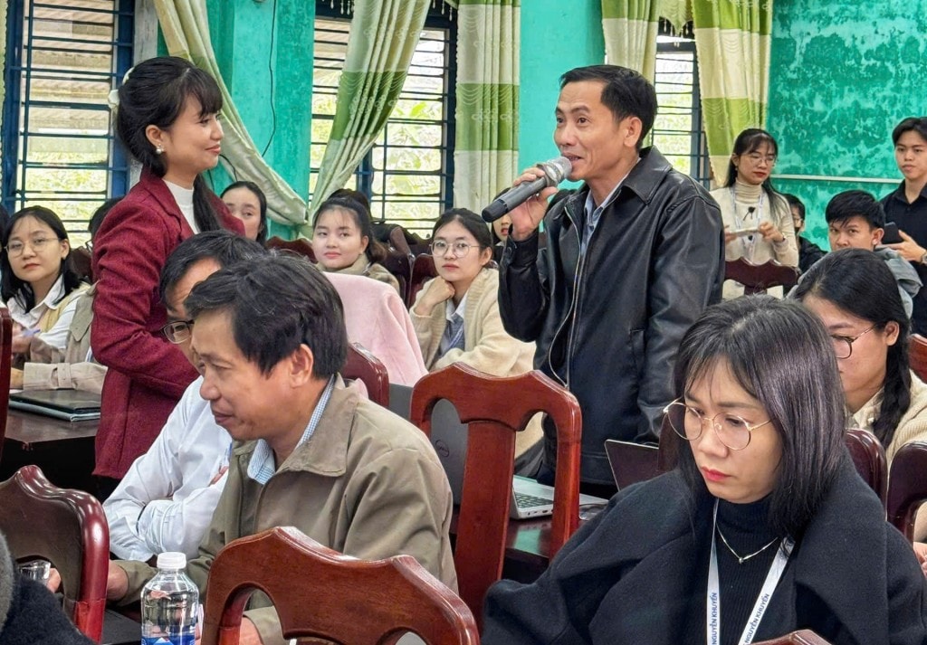 Các giáo viên trường THPT đã có những trao đổi, chia sẻ về phương pháp và các hình thức tổ chức thực hiện giáo dục STEM
