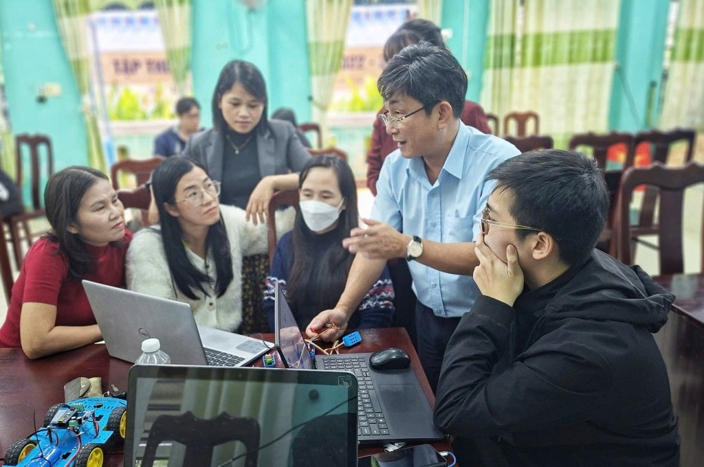 Giảng viên trường Đại học Sư phạm Kỹ thuật Đà Nẵng tập huấn về nâng cao năng lực giáo viên về giáo dục STEM tại trường THPT Nguyễn Khuyến 
