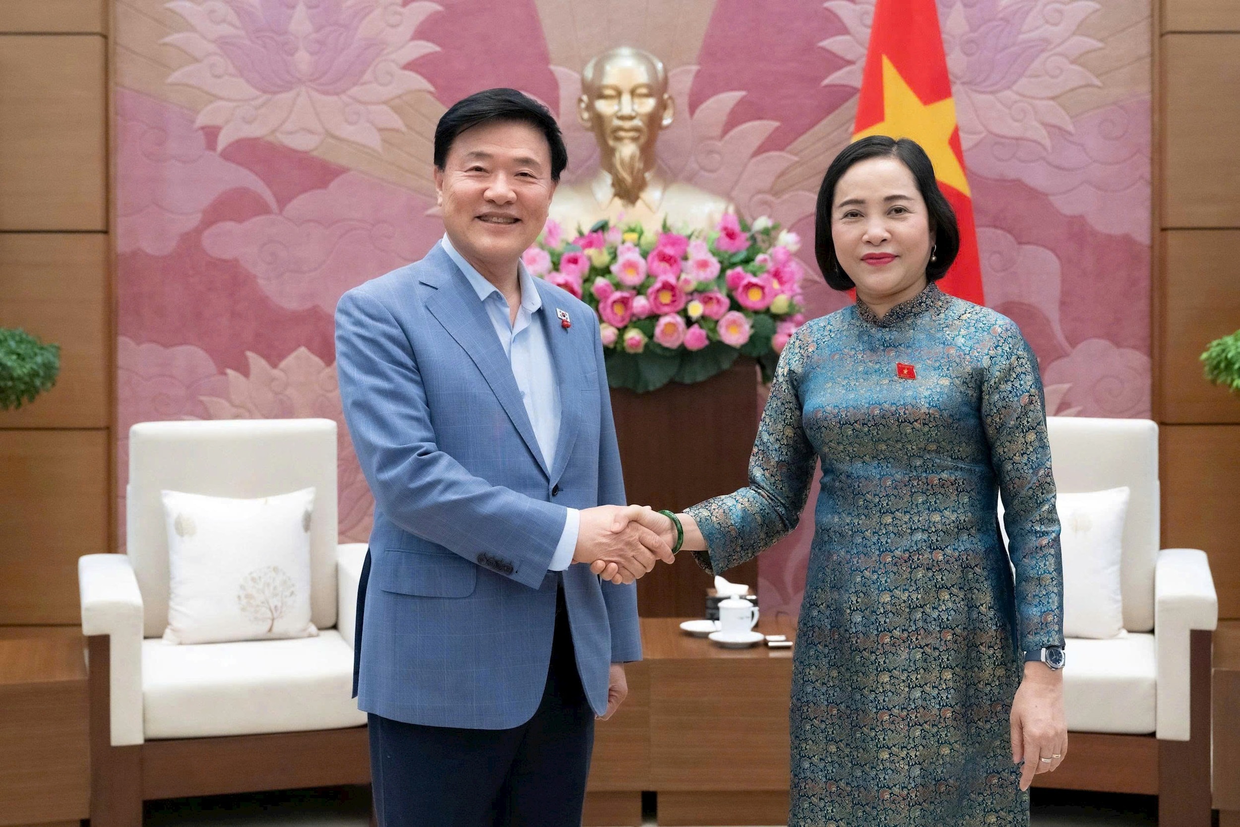 Phó Chủ tịch Quốc hội Nguyễn Thị Thanh tiếp Đoàn Hội đồng Tư vấn thẩm định đạo đức Quốc hội của Hàn Quốc.
