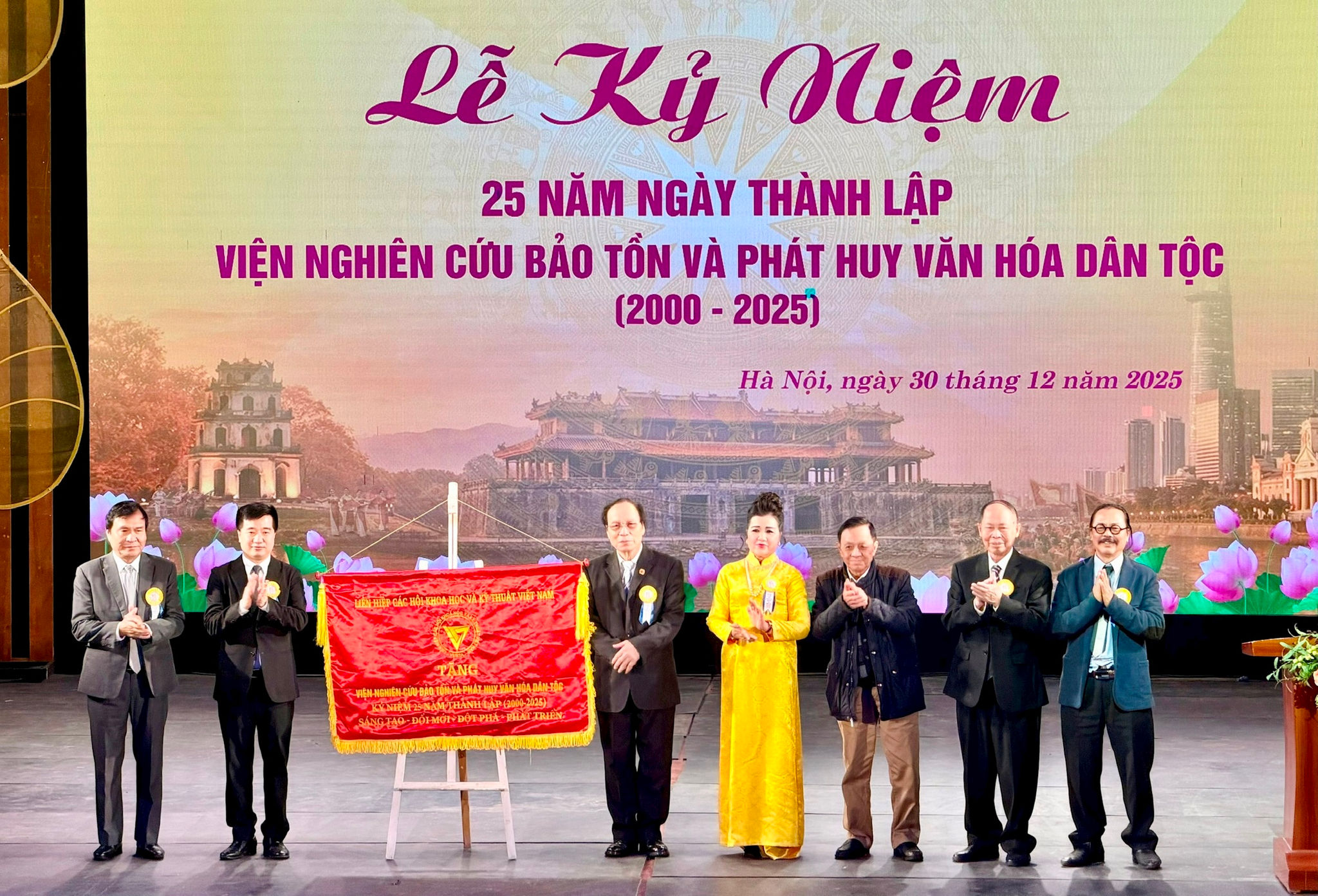 buc-vinh-danh.jpeg